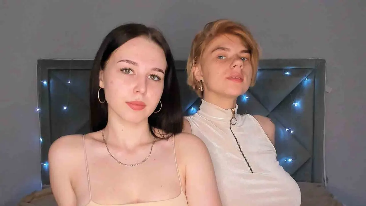 Discover AmandaAndCarla VIP show