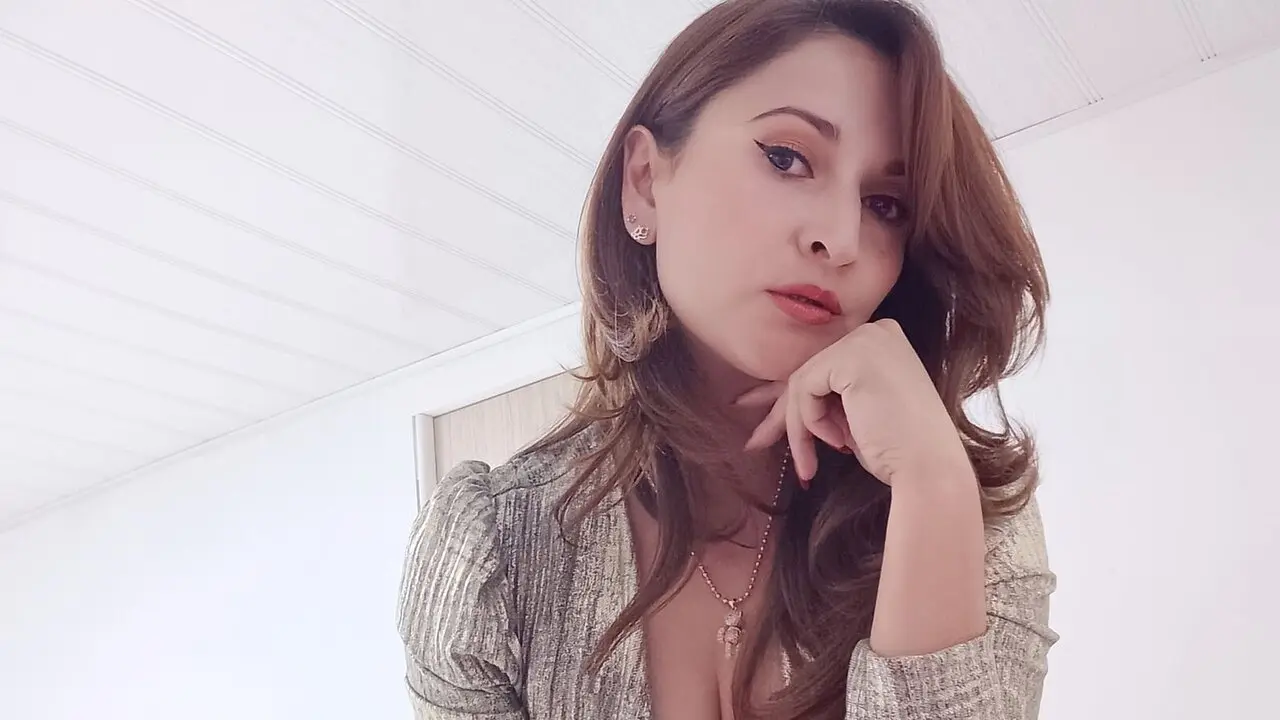 Discover CharlotteeHarper VIP show