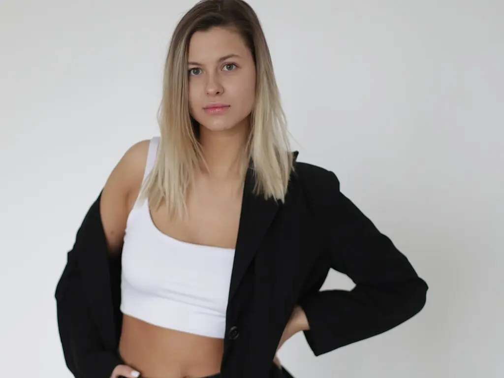 Discover DarinaStern VIP show