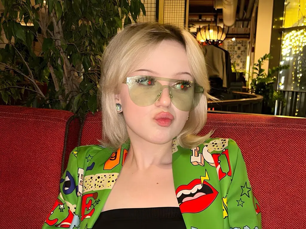 Discover EmiliSaren VIP show