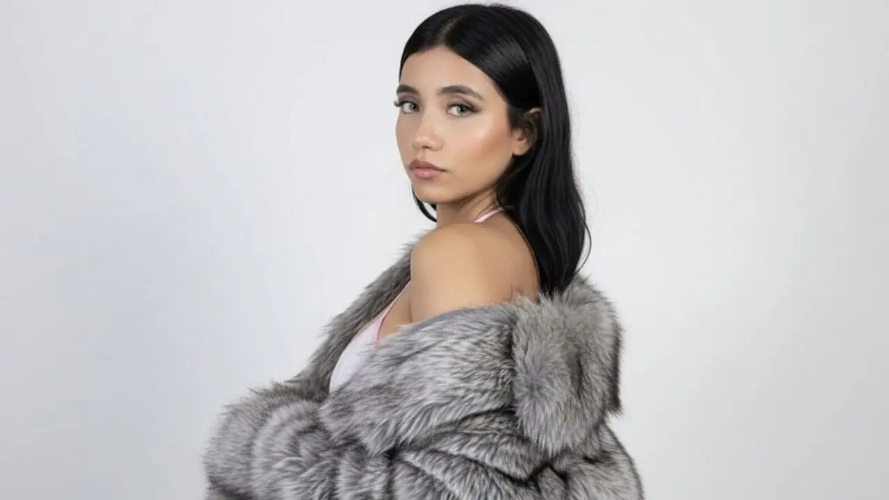 Discover EmyDilucas VIP show