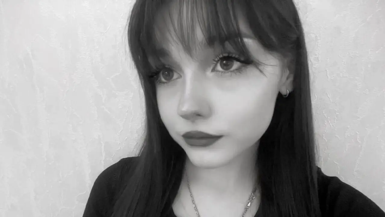 Discover EvelynnCaillouet VIP show