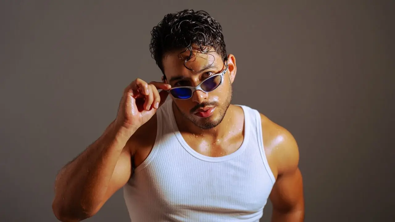 Discover LianCruz VIP show