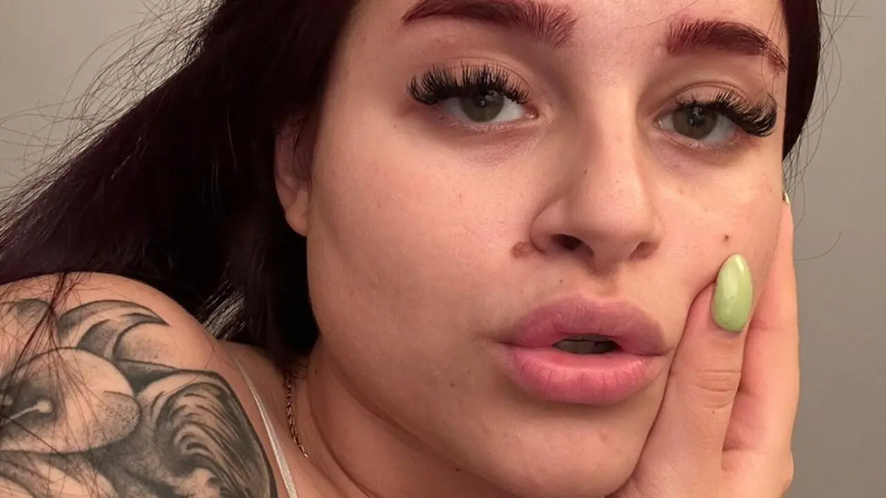 Discover LucieRed VIP show