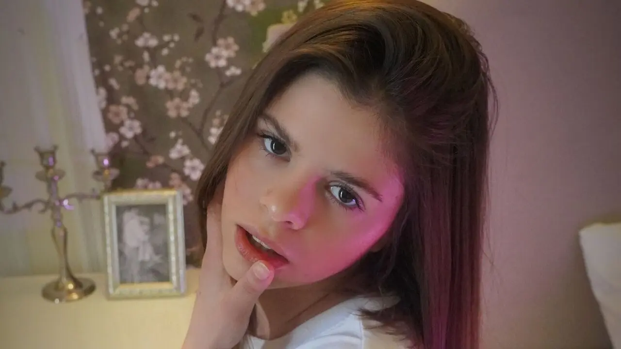 Discover MaddyDoly VIP show