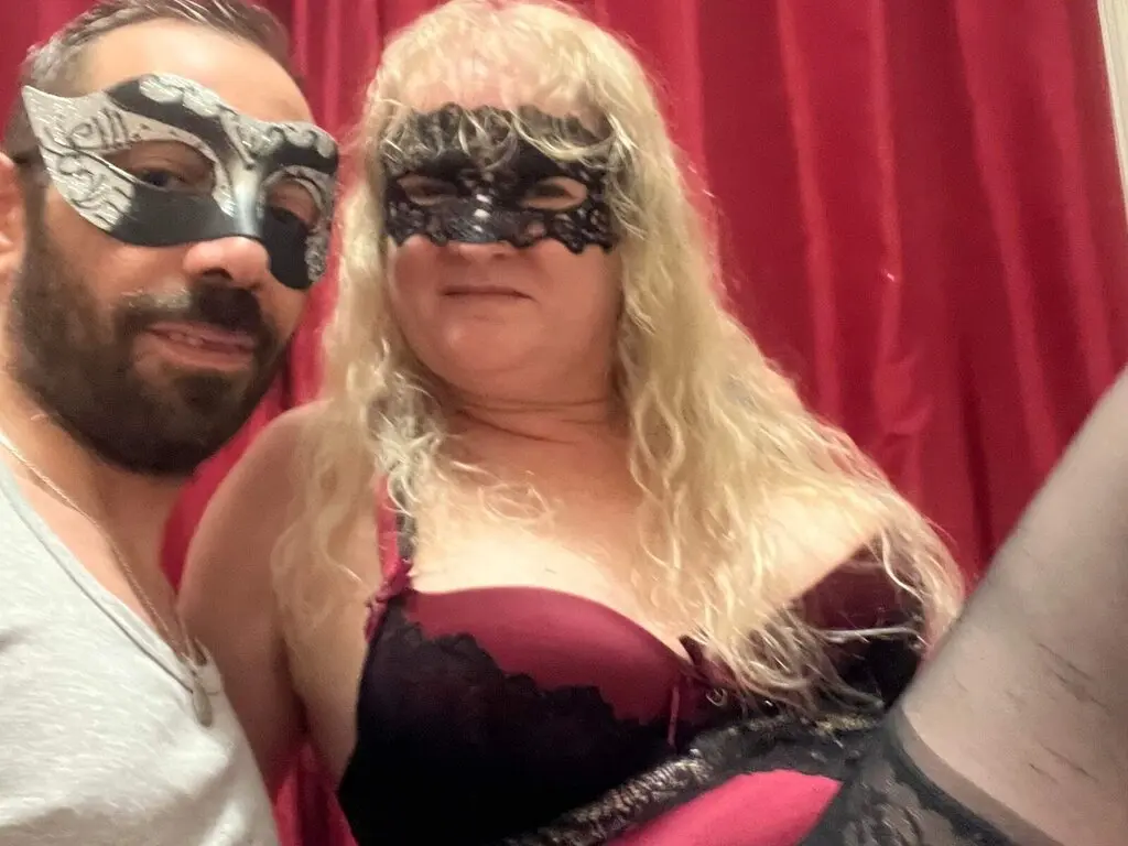 Discover MikeAndAnna VIP show