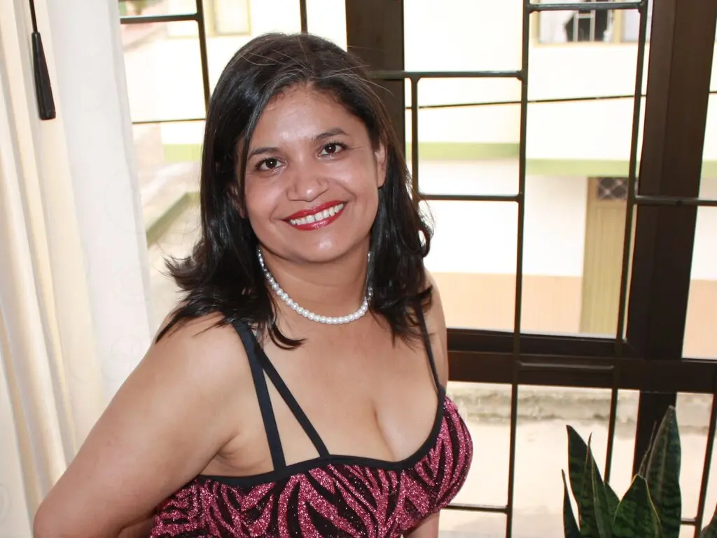 Discover TharaFerrer VIP show